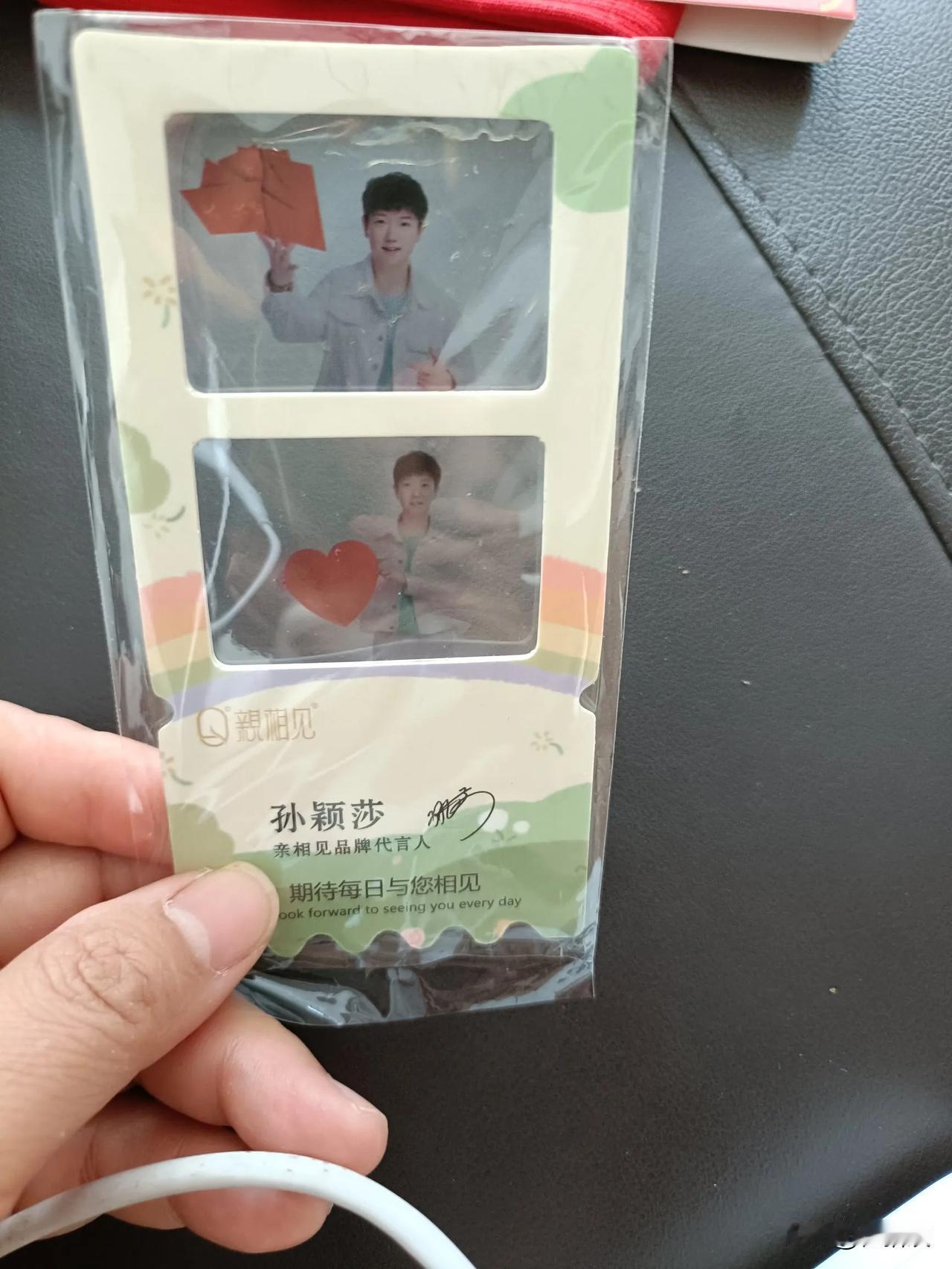 买了几双红袜子，大家庭的女人们一人一双[呲牙]
随袜子而来的，还有孙颖莎和王楚然