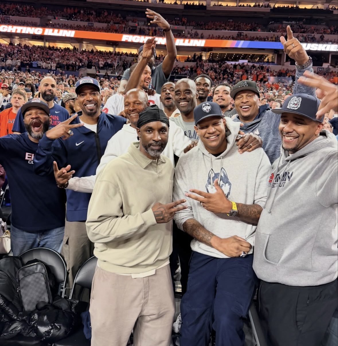 ▲现场看球的好多熟人啊：本-戈登，维拉纽瓦，埃梅卡-奥卡福，汉密尔顿，雷-阿伦 