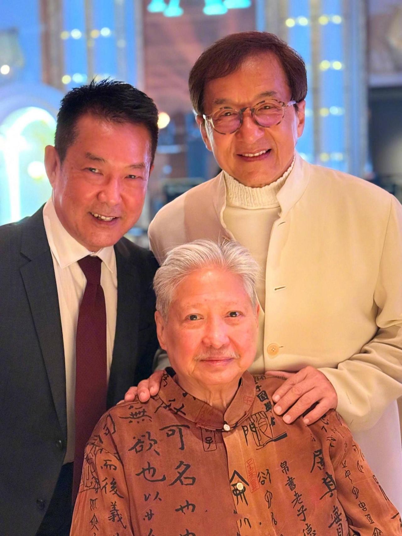 洪金宝、成龙、元彪，铁三角再度同框，
他们师兄弟三人上次同框，
还是《快餐车》的