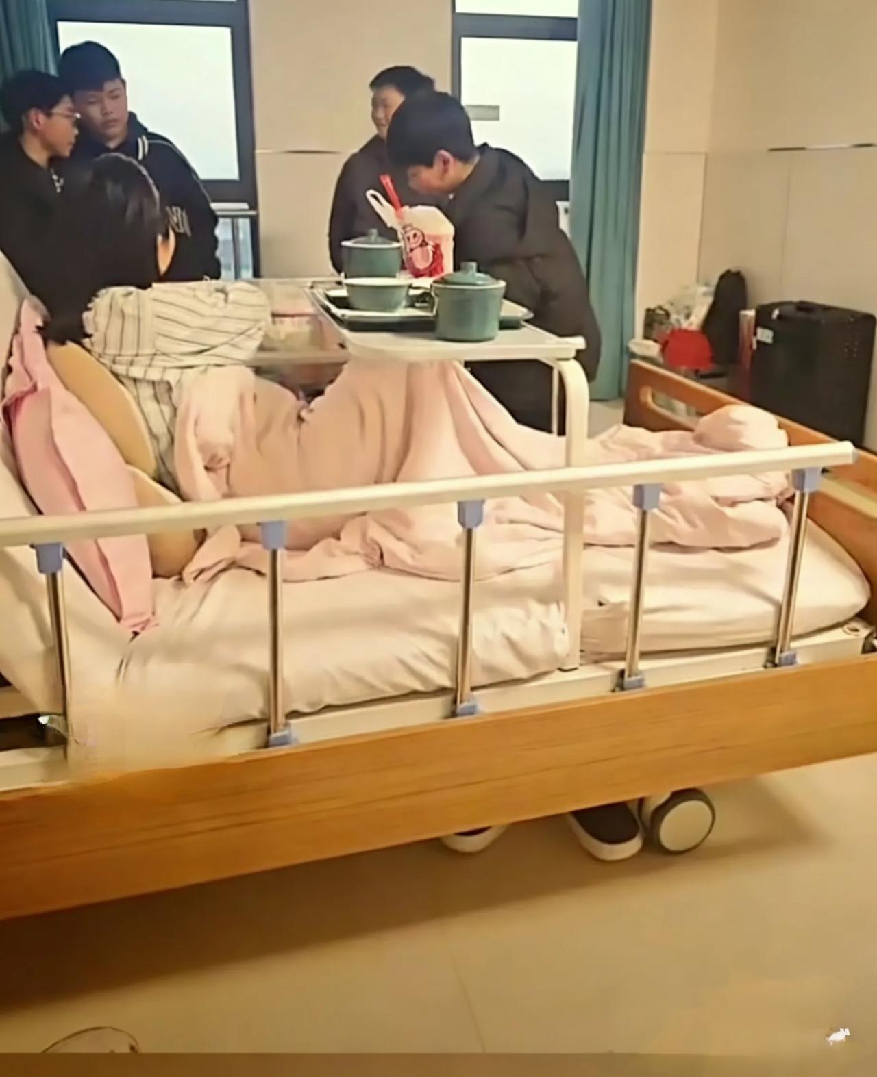 老师刚生娃第二天，4个男生突然来探望，她为啥当场红了眼？
 医院产科病房里，消毒