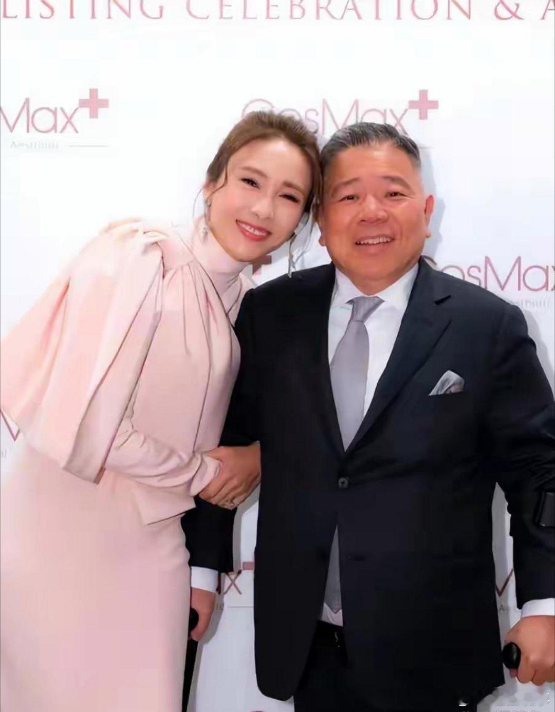 瘸腿富豪马廷强追了6年黎姿没有追到手，2009年，38岁的黎姿走投无路，哭着找到