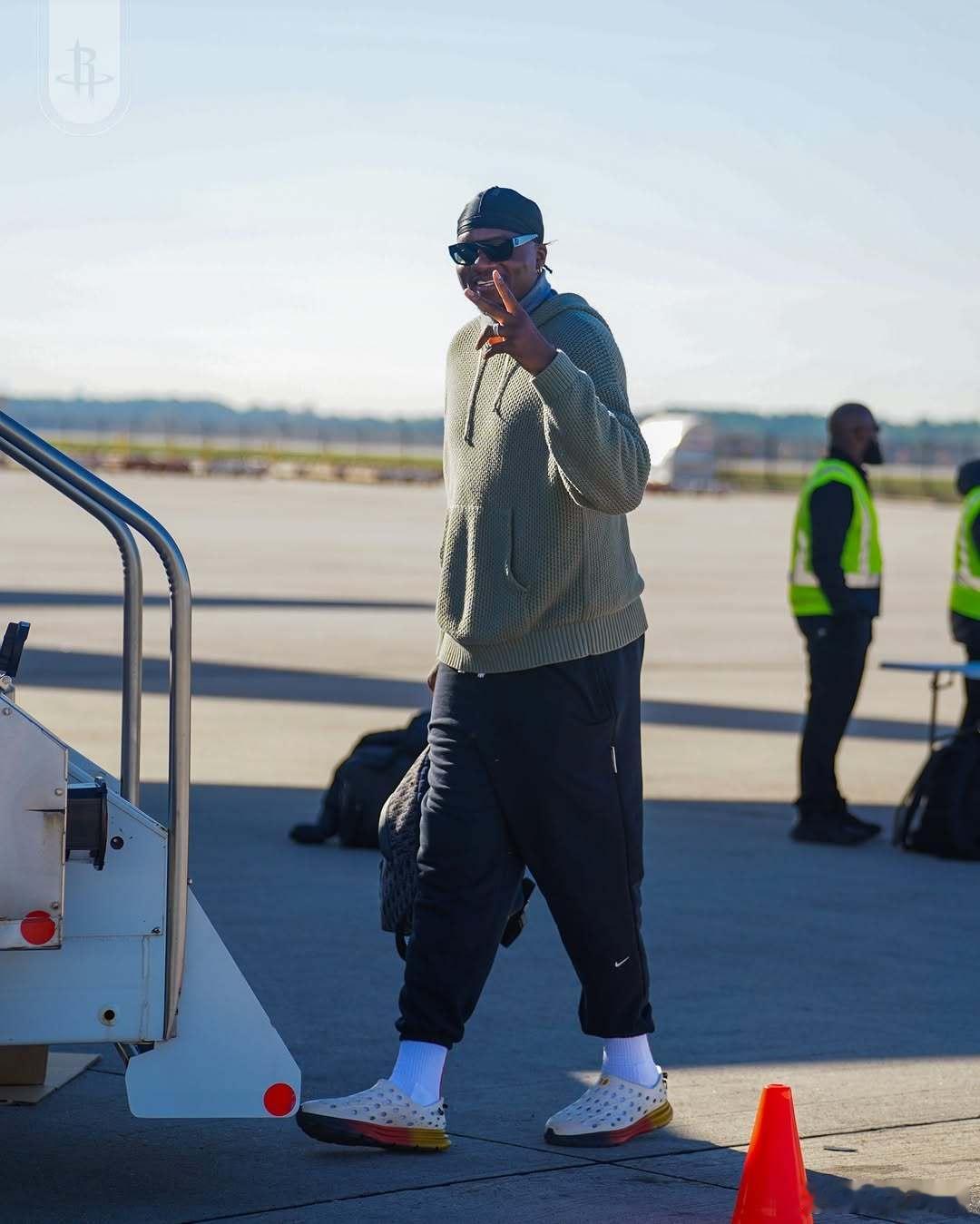 出发布鲁克林，明天对阵篮网。卡皇这么胖？