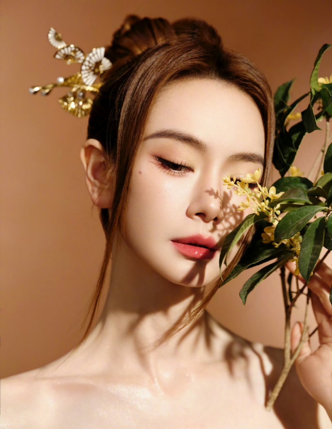 今天的拍照搭子是桂花，看起来就好香[憧憬]，戚薇又美出新高度[期待] ​​​