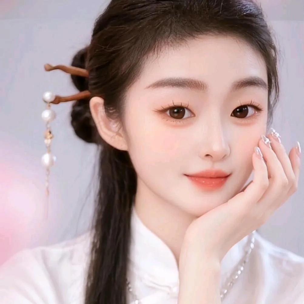 梦幻古风少女，温柔优雅，仿佛穿越而来。