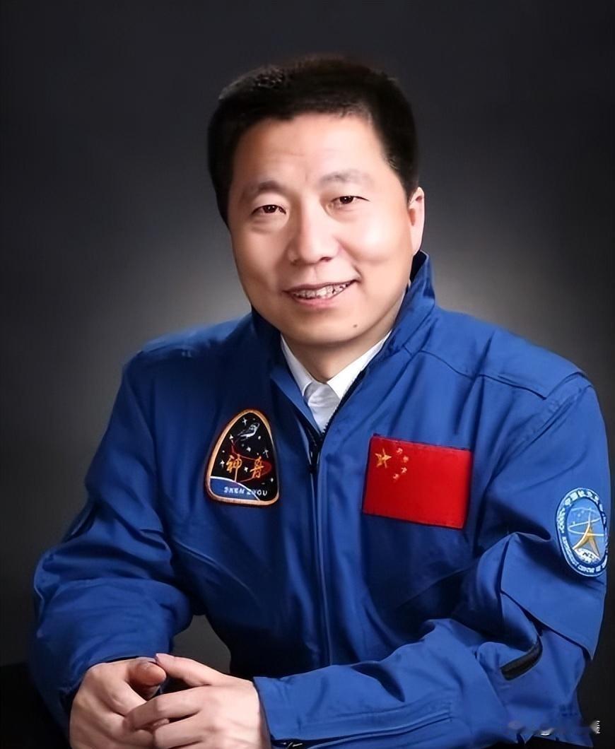 杨利伟飞上太空那天，妻子在发射大厅哭成了泪人——不是感动，是终于放下了悬了十几年