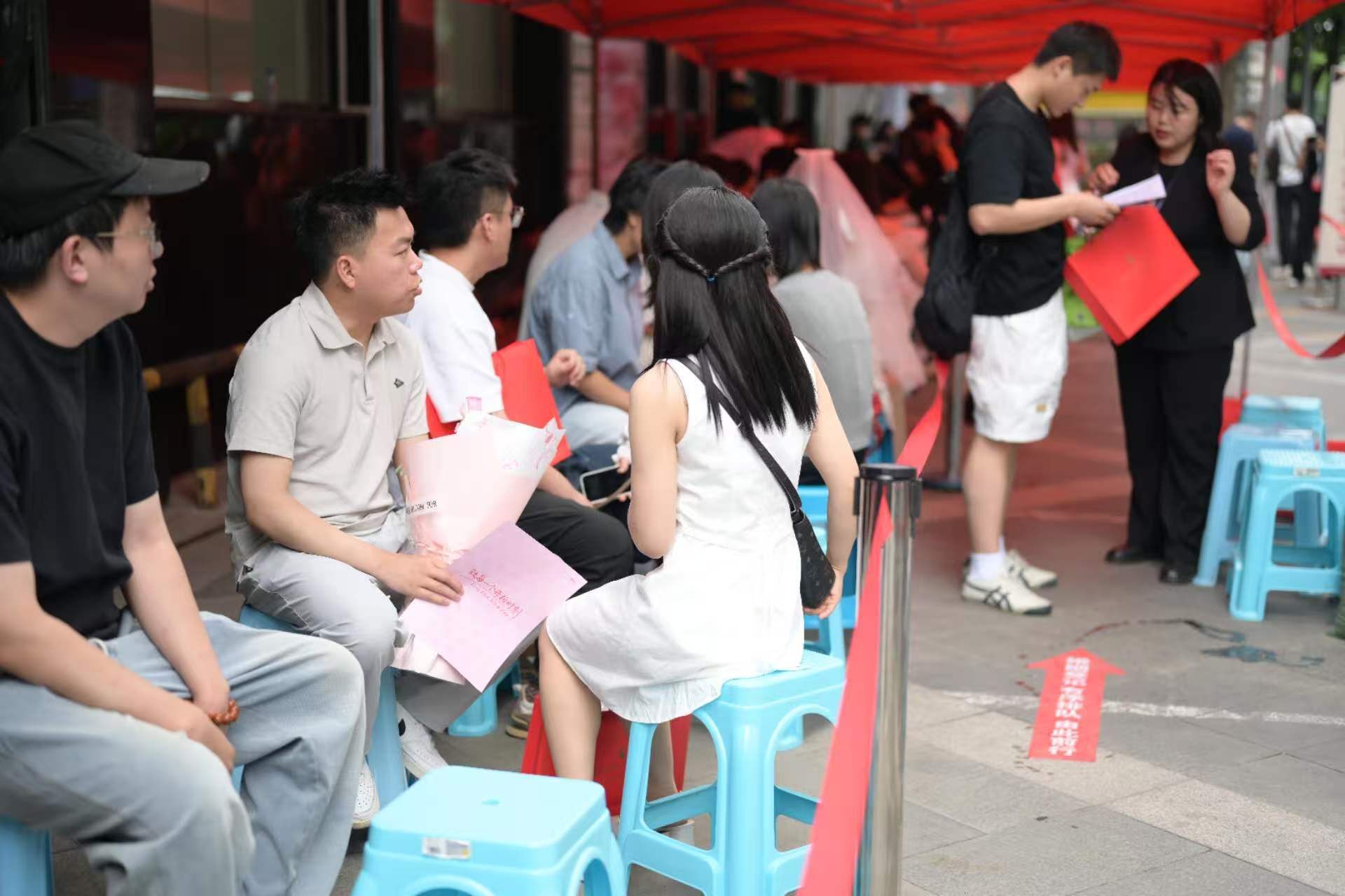 北京民政局门口的520甜蜜气息北京西城民政局领证队伍排得满满当当，场面格外热闹。