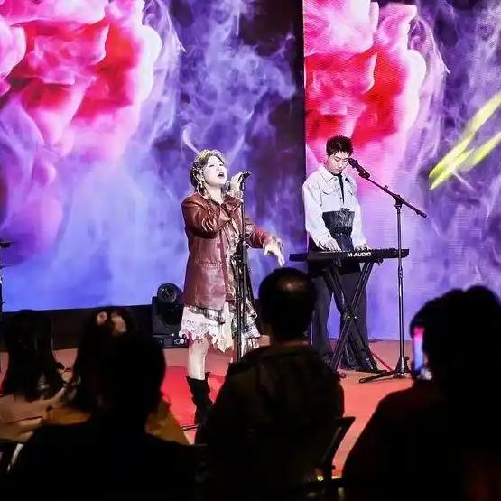 崔莉医生的故事打破了职业与年龄的刻板印象，展现了极高的人格张力。43岁跨界摇滚，