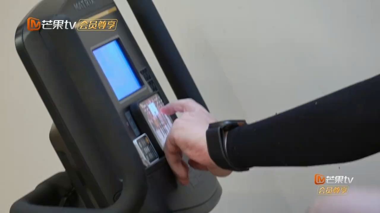 吕严健身时看八仙子的团建视频我家那小子吕严健身日常也太欢乐了，精致装备安排上，回