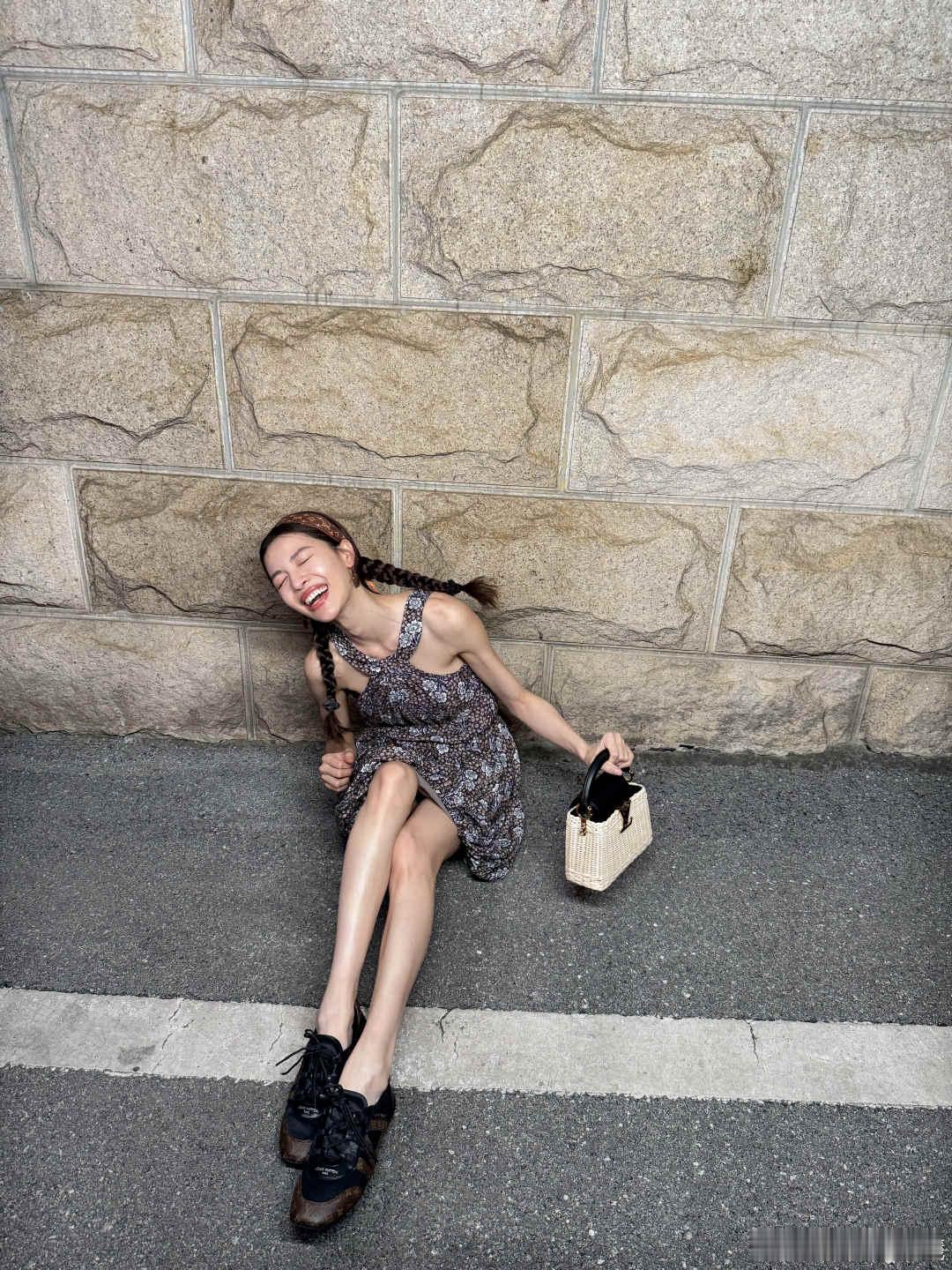 钟楚曦双麻花辫随拍 钟楚曦麻花辫配碎花裙双麻花辫的钟楚曦，碎花裙下藏着的，是少女