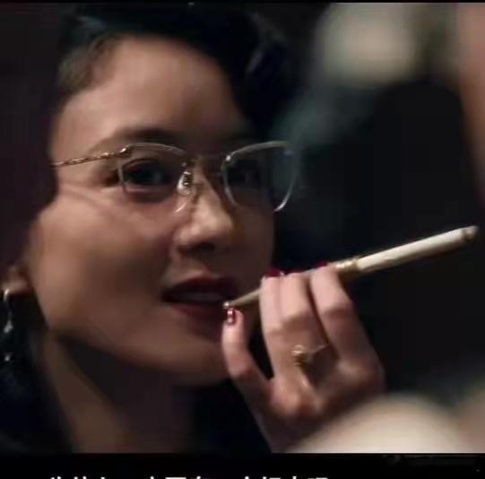 电影《酱园弄》预告里面具有人文气质的女作家 ​，可是郑晓龙是她特别适合演那种农村