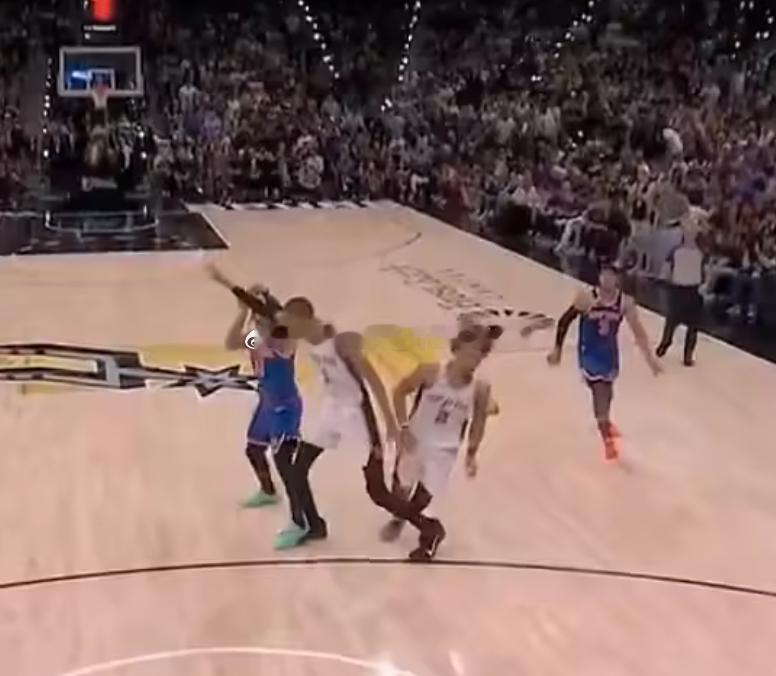 NBA总决赛G5，马刺对阵尼克斯。比赛进行到第三节，文班亚马在一次防守中，有垫脚