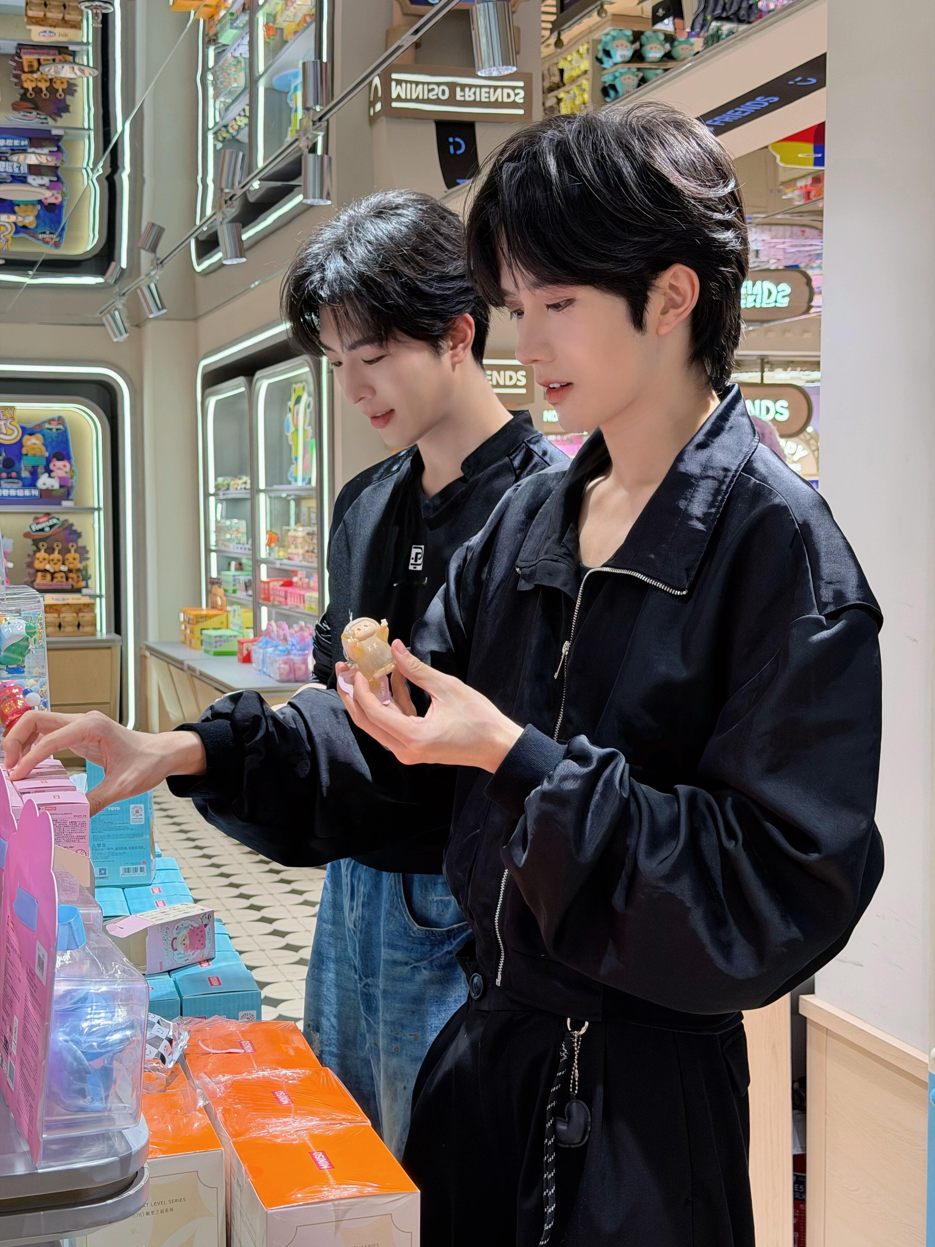 星星邱邱一起逛名创优品痛店