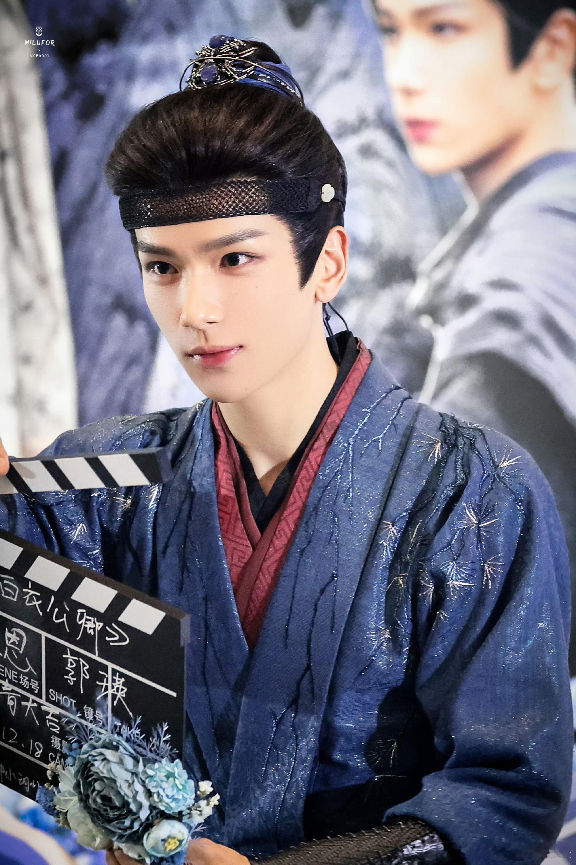 余承恩杀青收信收了四十分钟余承恩在杀青现场光收粉丝的信就收了整整四十分钟，现场来