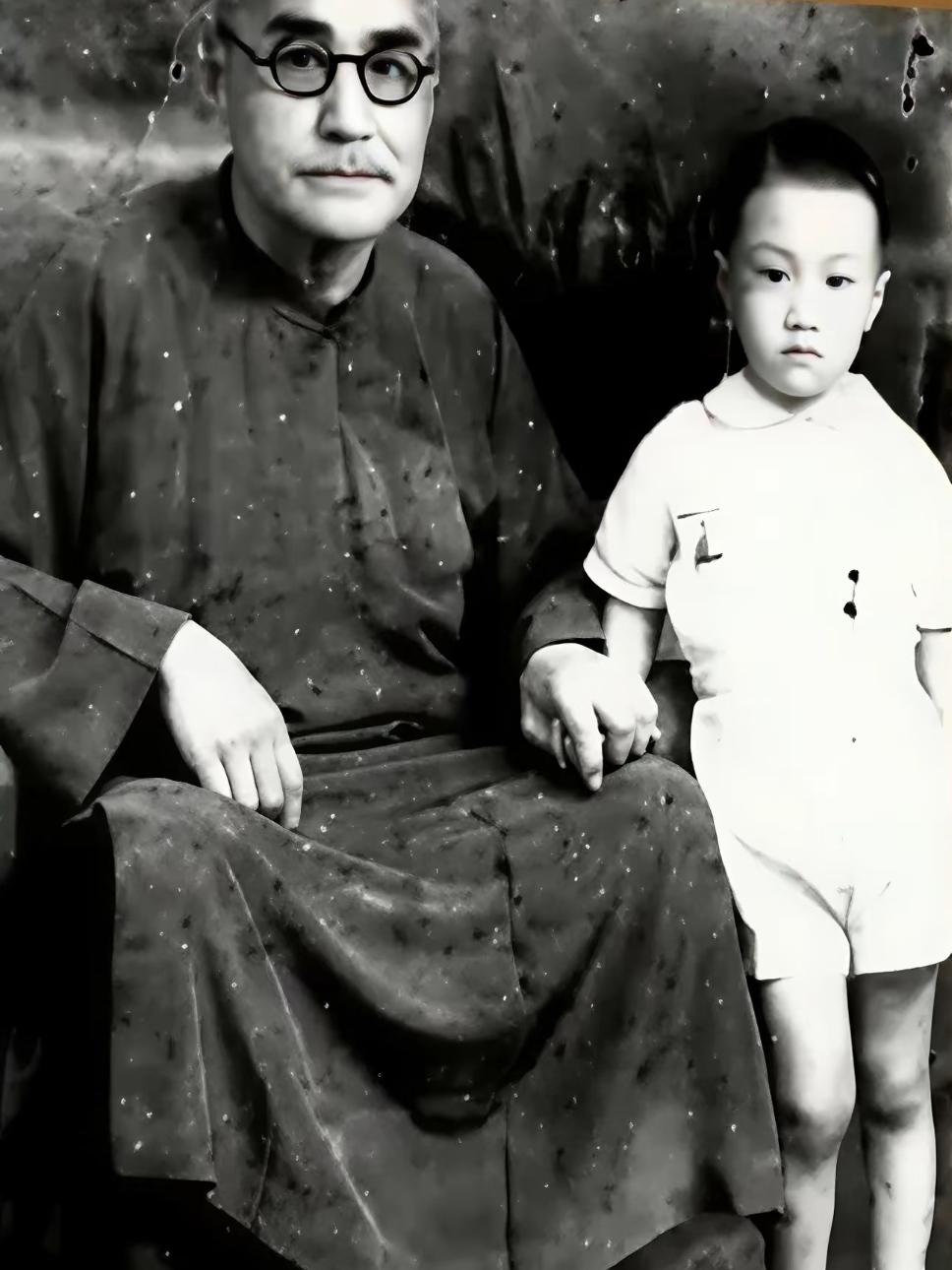 谢贤幼年时与爷爷
谢贤的爷爷叫谢焜彝（1877-1958）。

清末民初的商人，