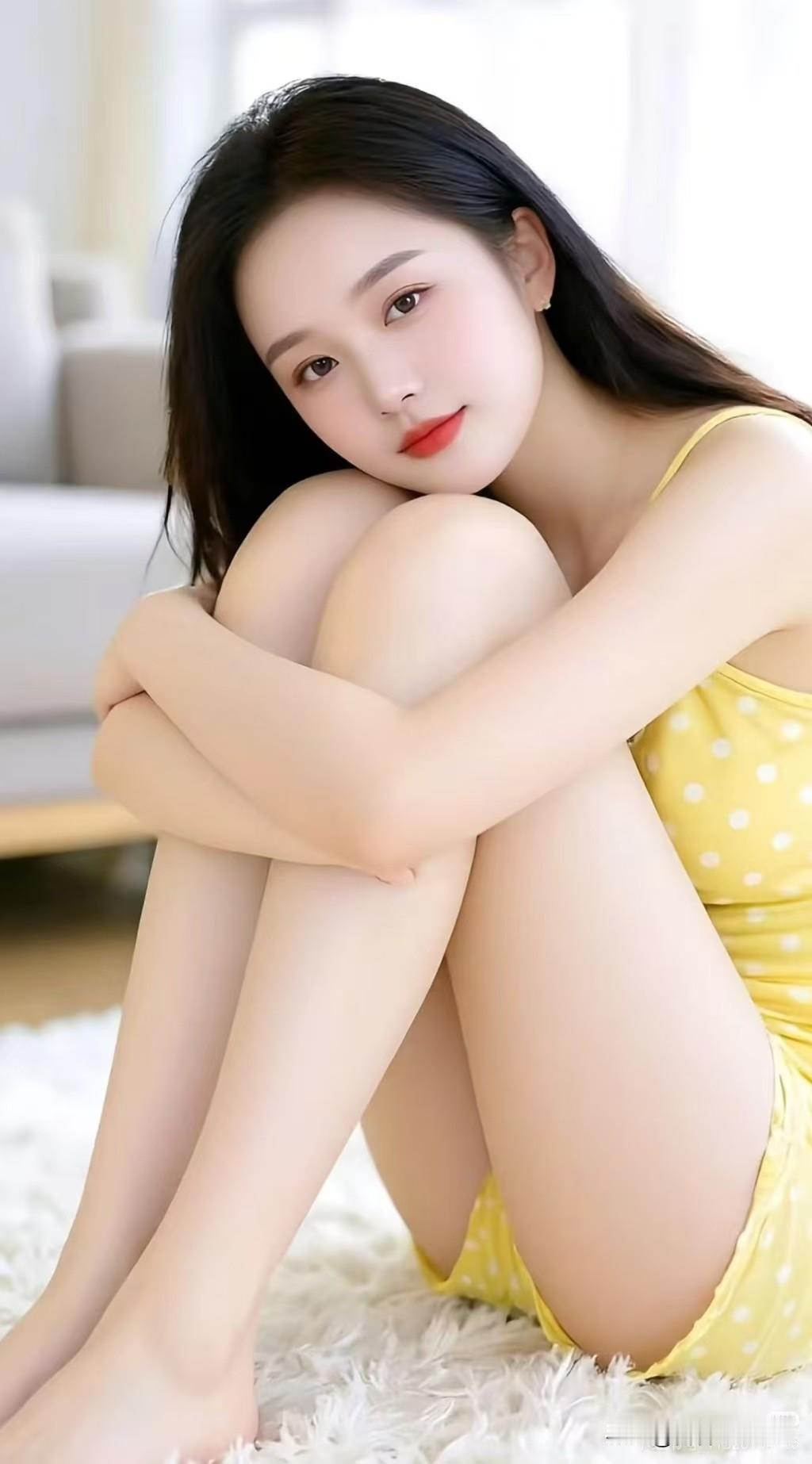 清江引·静室芳颜
 
幽室闲居人自婉，秀靥春光满。
柔怀敛静姿，浅笑眉间浅，
一