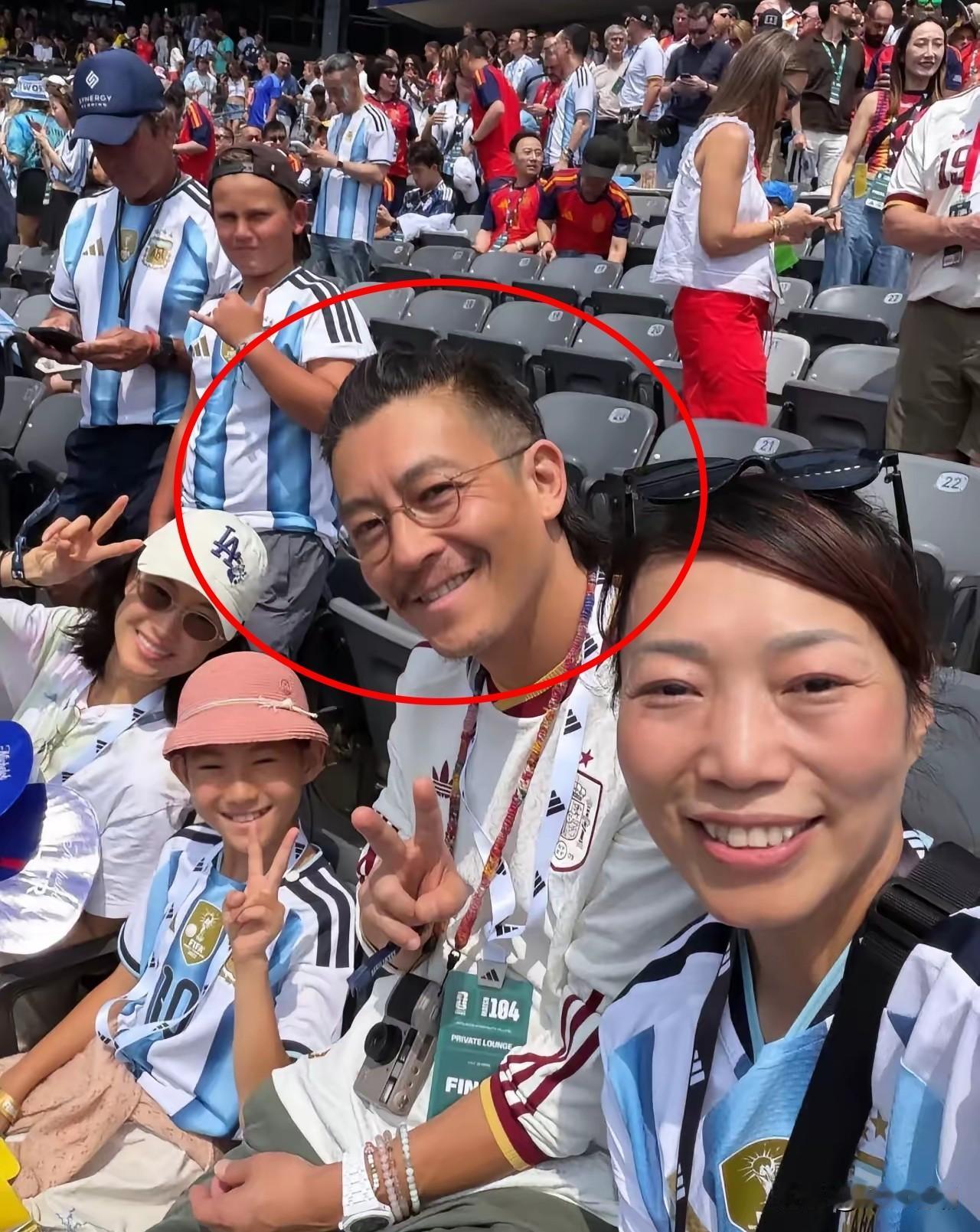冠希也老了，老成一个普通小老头了，再也没有了昔日的风流倜傥…

不知道被他“祸害