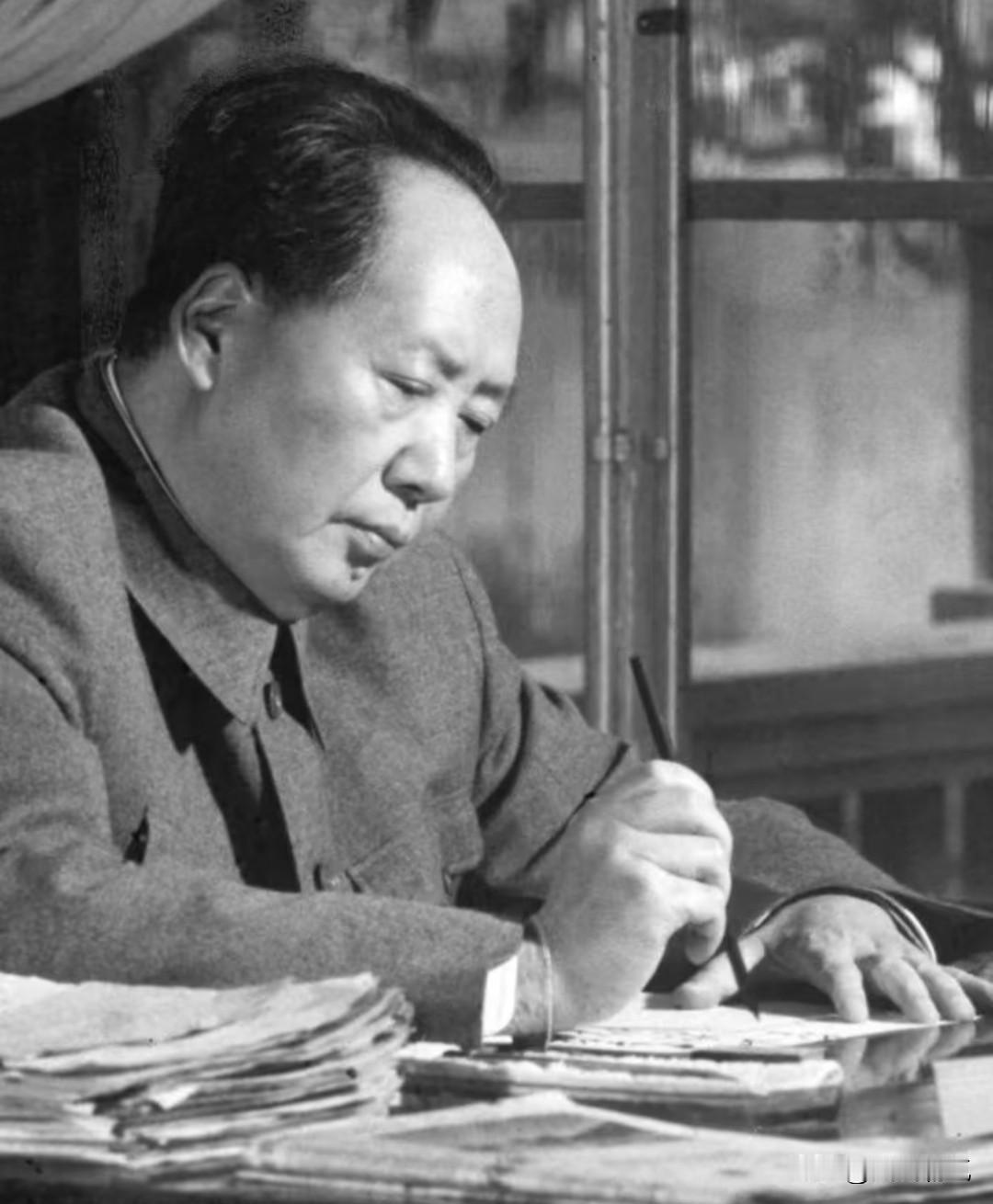 《新闻联播》的一句话，听得人心里又暖又亮：“我们今天取得的伟大成就，都是建立在毛