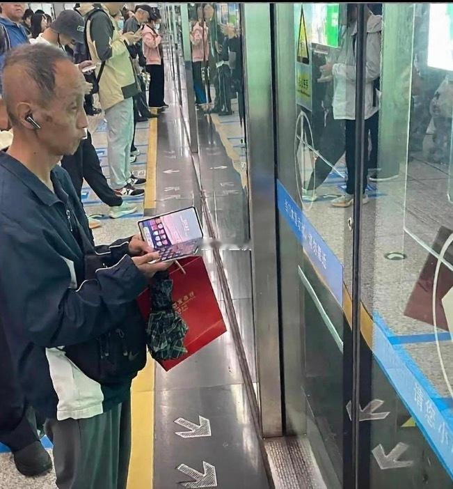地铁上亲眼瞧见的，果然不能光看外表下结论！ ​​​