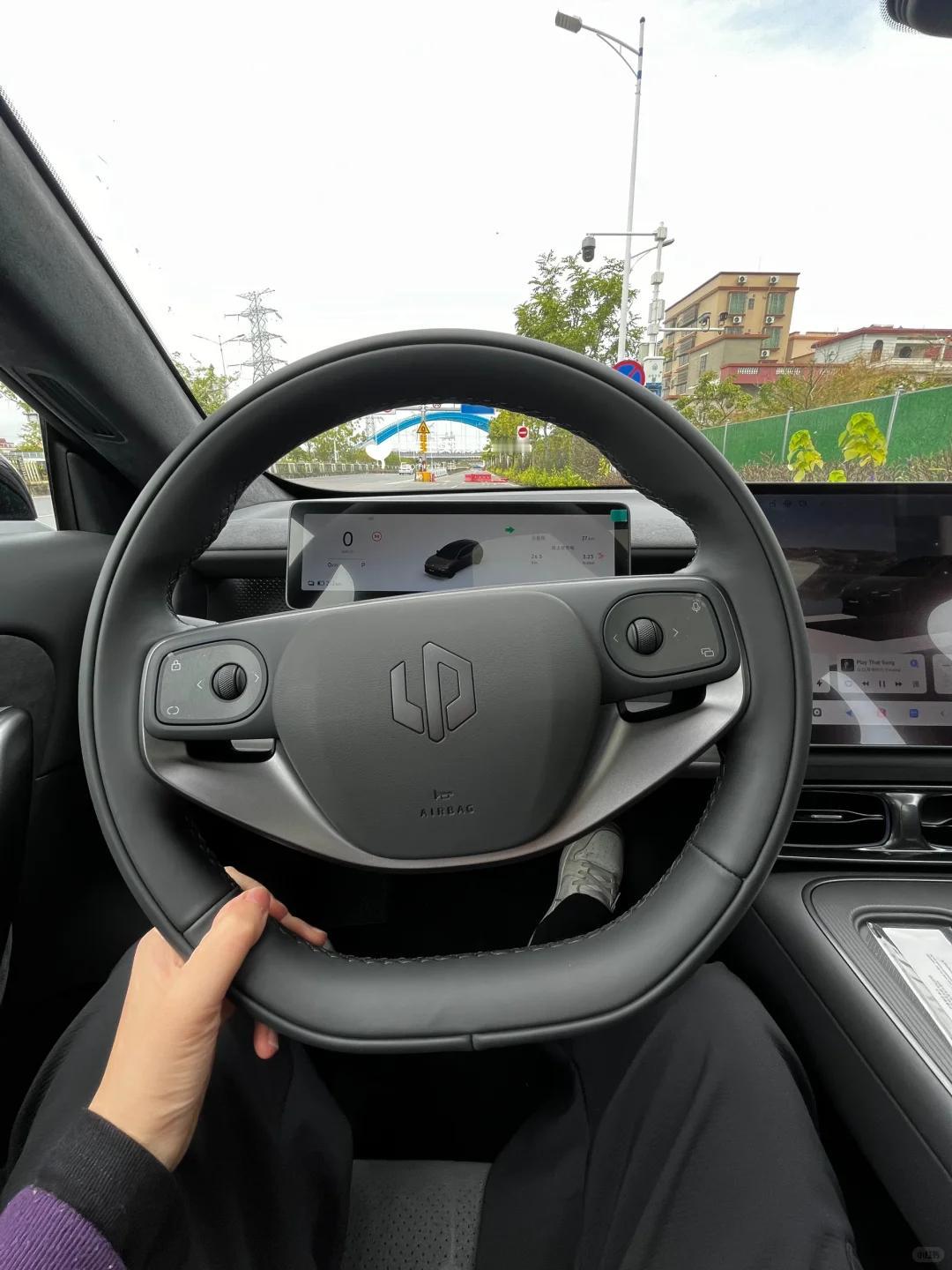 建议大家去试驾Lafa5的时候都试试弹射起步，Lafa5的弹射起步好快，配上模拟