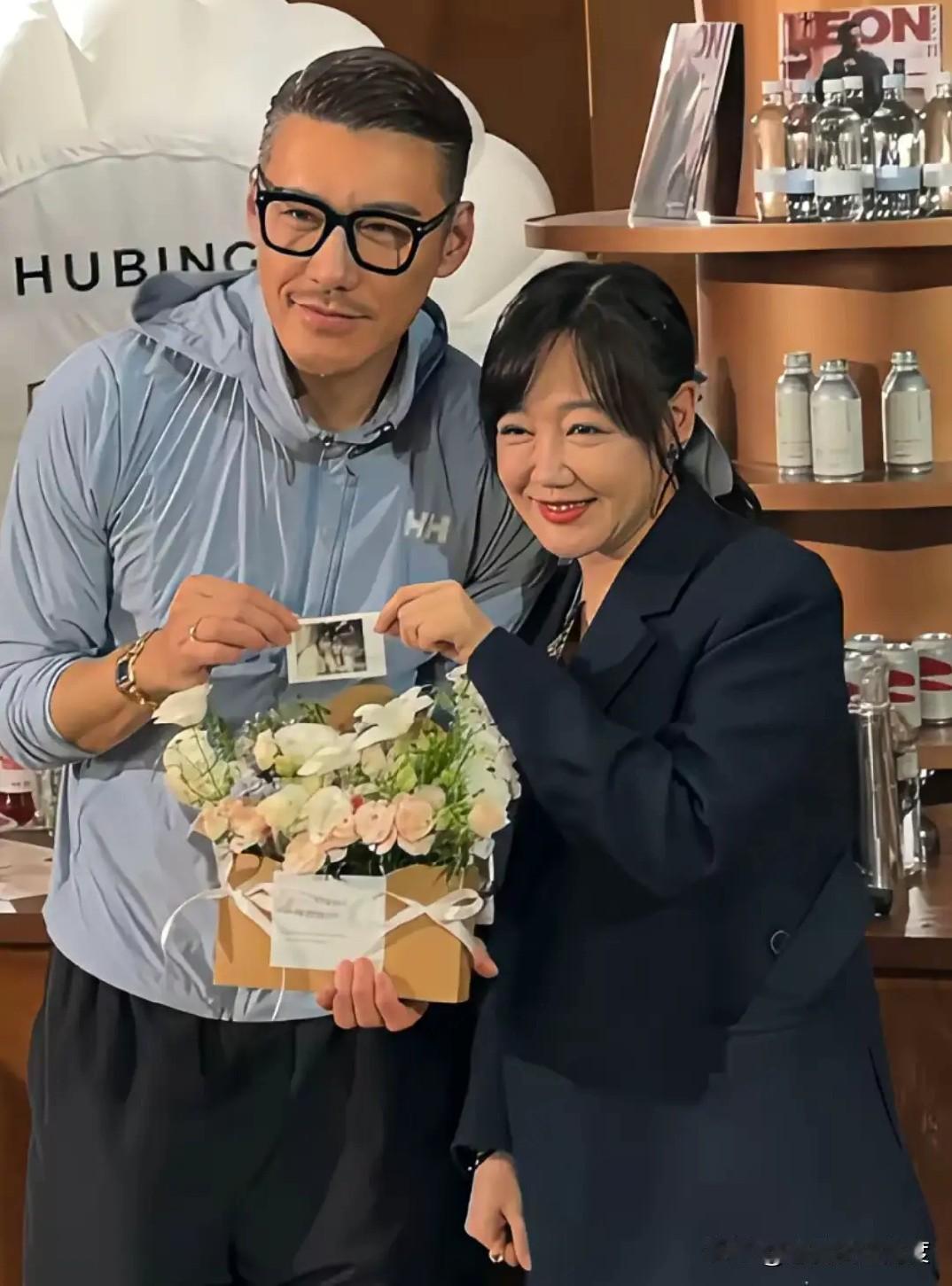 女人真的比男人老得快吗？胡兵54岁和薛佳凝47岁同框，明明只差7岁，看起来却像调