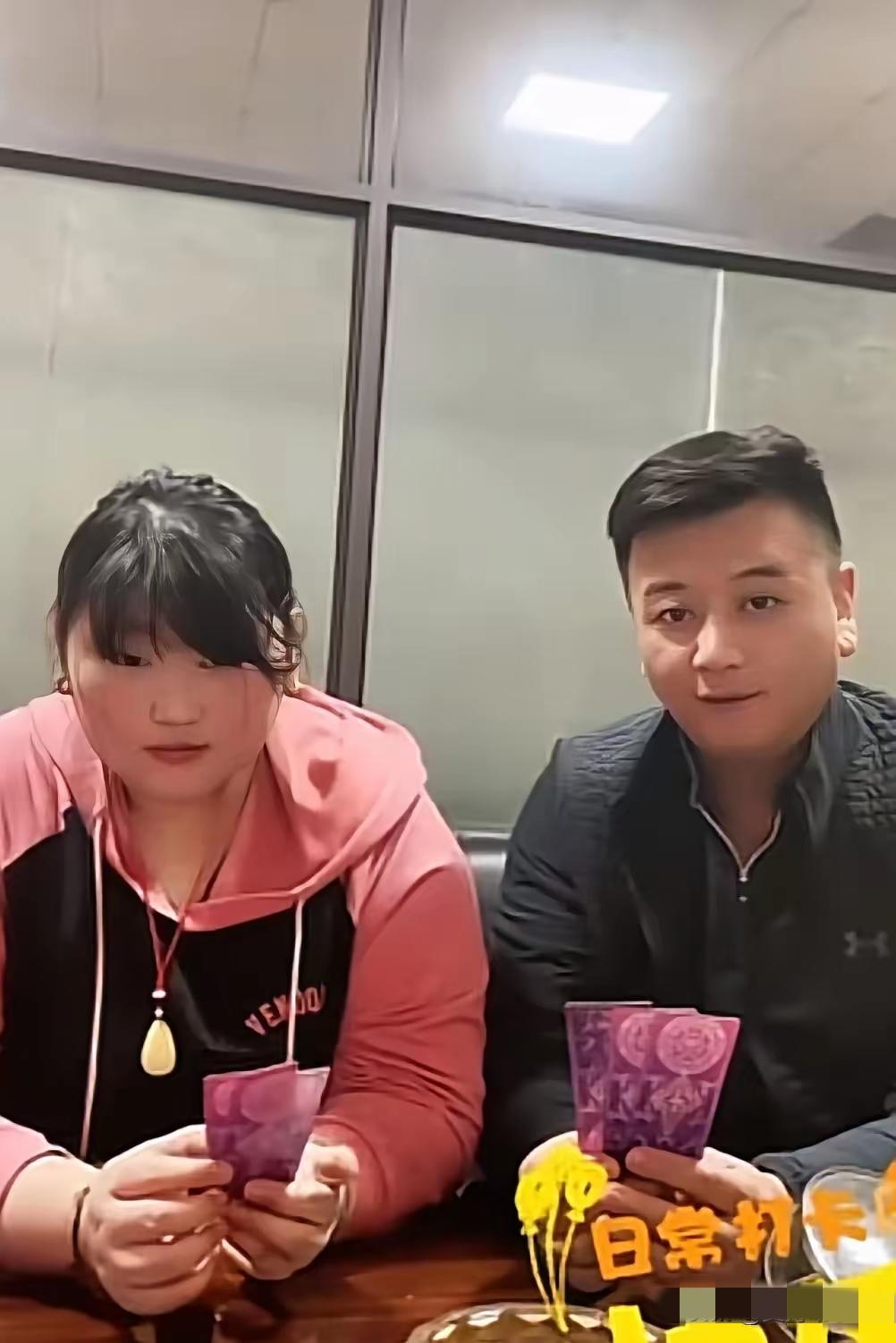 大衣哥的女儿雪梅要举行婚礼了，老朱公布了陪嫁财物，县城一套120平方的房子，一辆