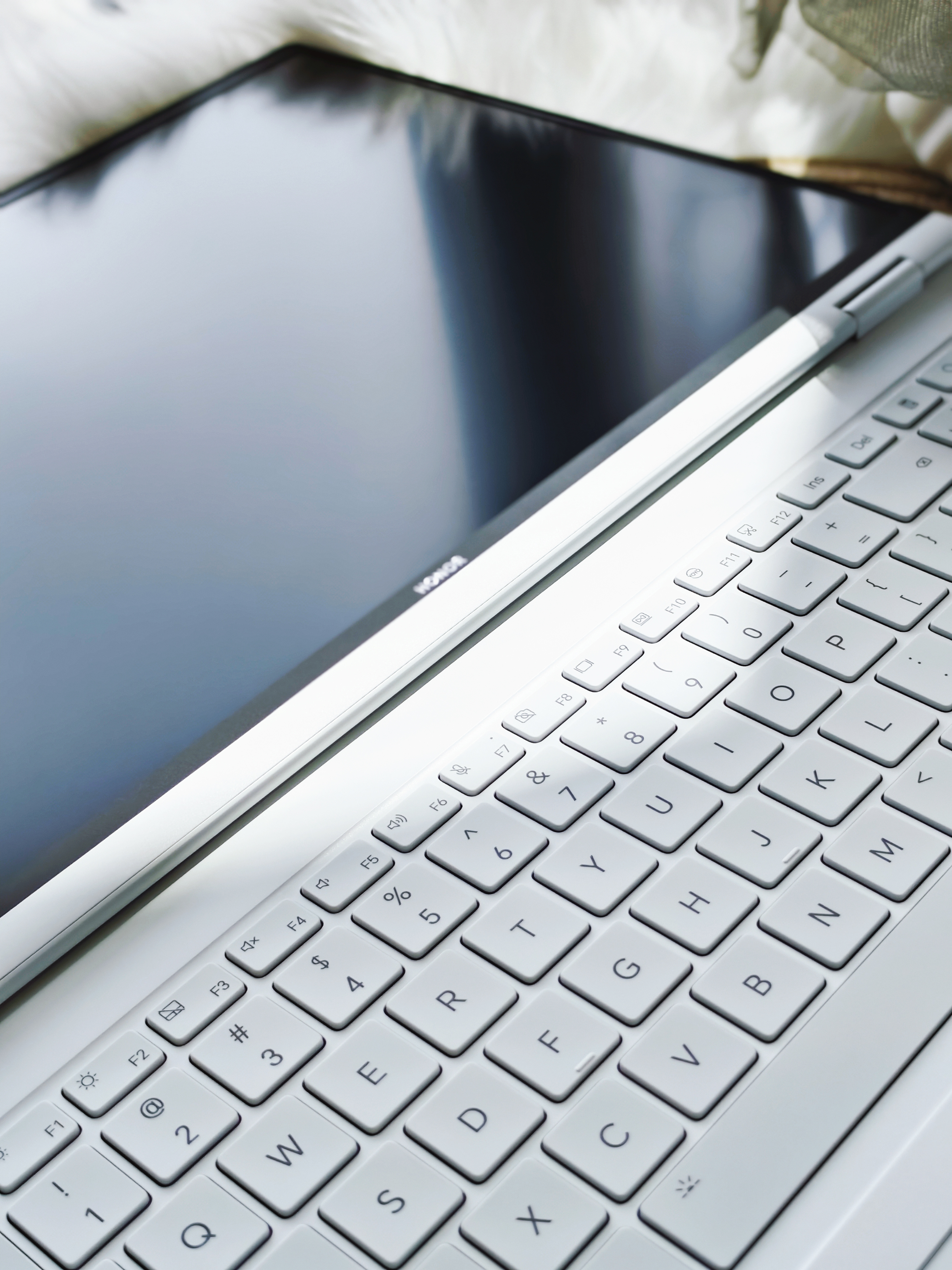 该说不说，荣耀 MagicBook Pro 14 2026 好看的根本不像是生产