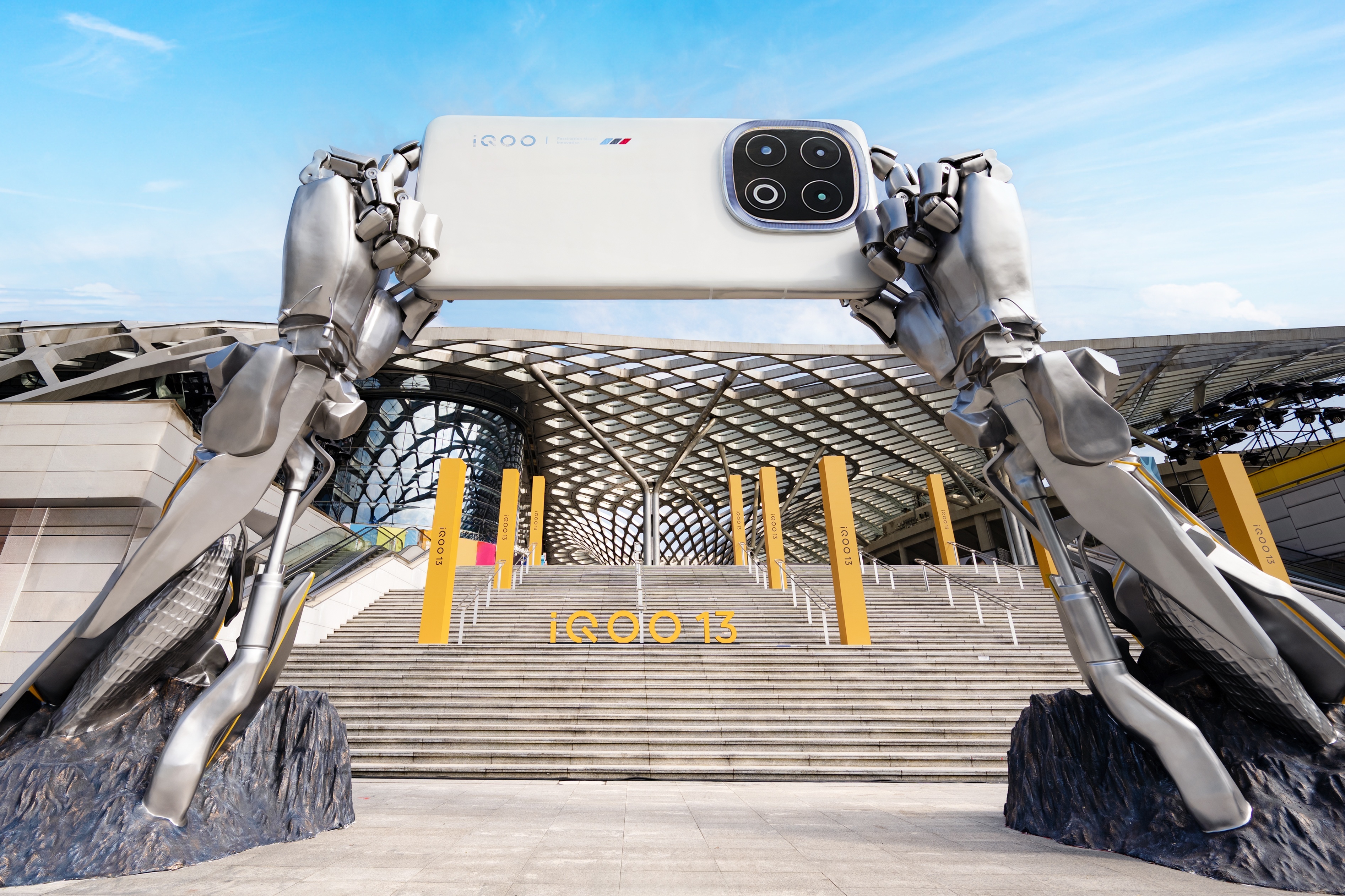 兄弟们，来打卡 #iQOO13# 新品发布会啦～期待我下午的表现吗？今天16:0