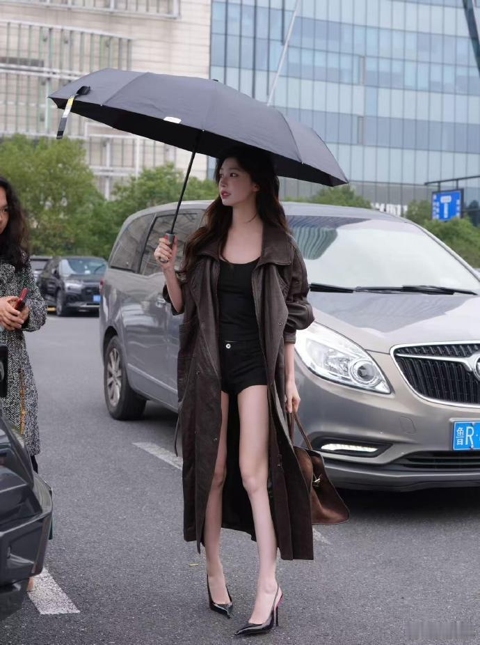 谁看易梦玲复工路透不说句“这比例是真实的吗”？长款外套一披人直接拉成竖条，腿又直
