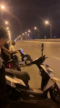 电摩一响，爹妈白养。
如今的孩子们，要说压力大，那是真不小。学无止境，考无休时，