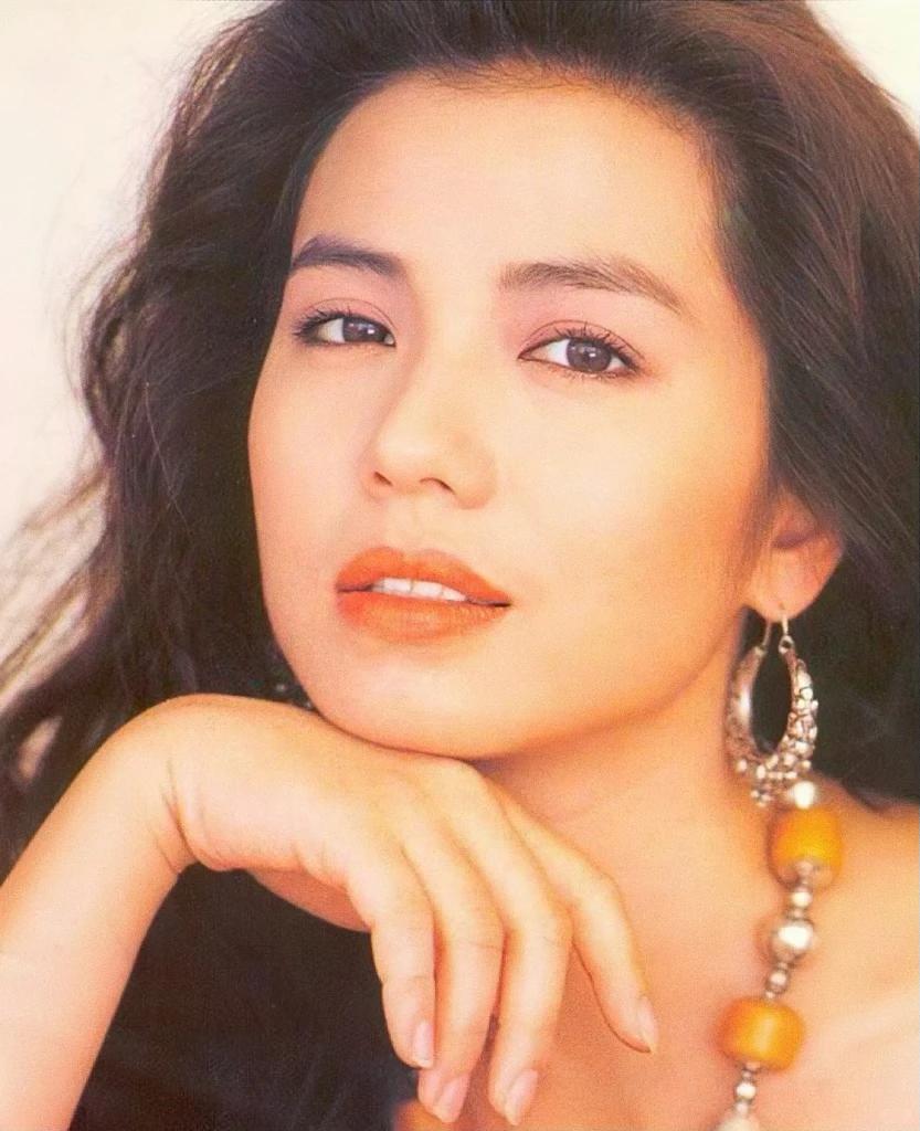 为什么很多人说钟楚红不好看?
钟楚红是80年代公认的港风女神，但如今不少观众觉得