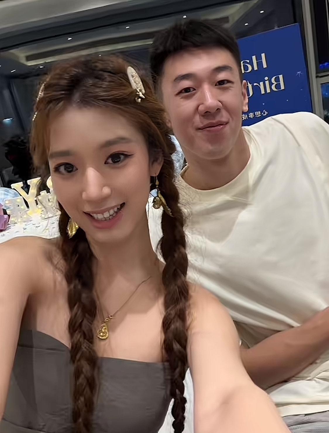 CBA球员王少杰迎来30岁生日，夫妻二人欢喜庆祝。

9月17日，是北京控股男篮