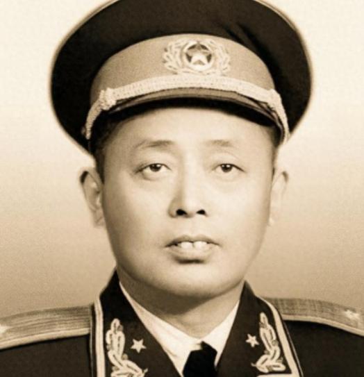 1949年，二野四兵团途经麻城时，一个盲人老太太走了过来，询问儿子的下落，陈赓笑