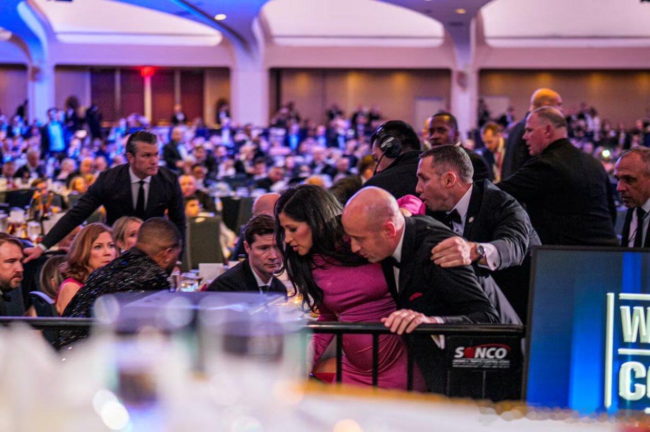 白宫记者协会晚宴发生枪击事件时，川普团队核心成员展现出本能的保护反应。照片捕捉到