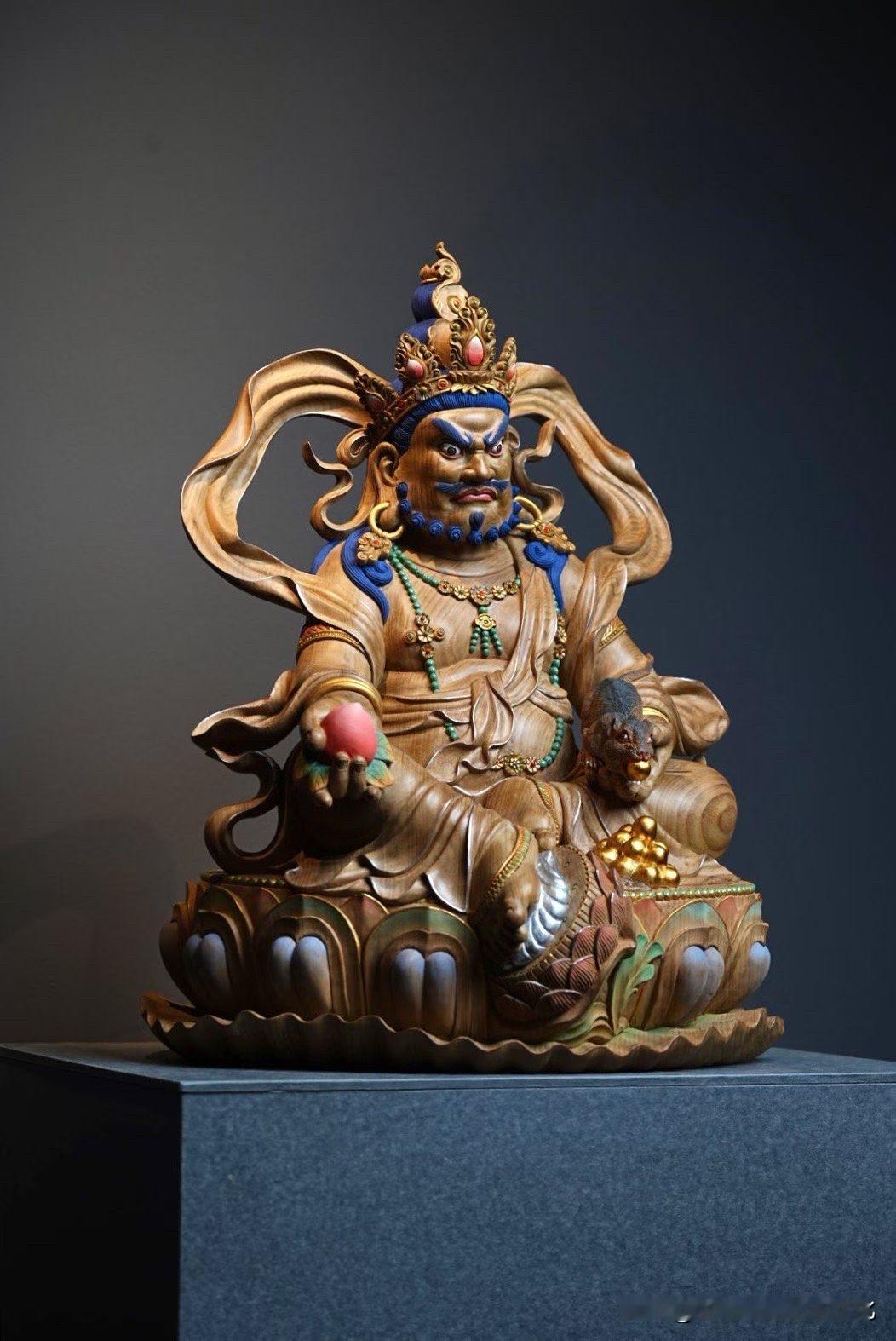在中式与藏传交融的木雕艺术中，黄财神是承载富足期许、护佑顺遂安宁的美好寄托✨
