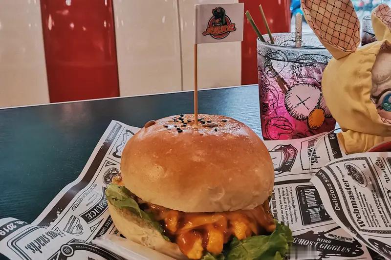 最近社交平台都在疯传麦当劳汉堡越做越小，这话题热度简直要爆表！好多网友纷纷晒出耳