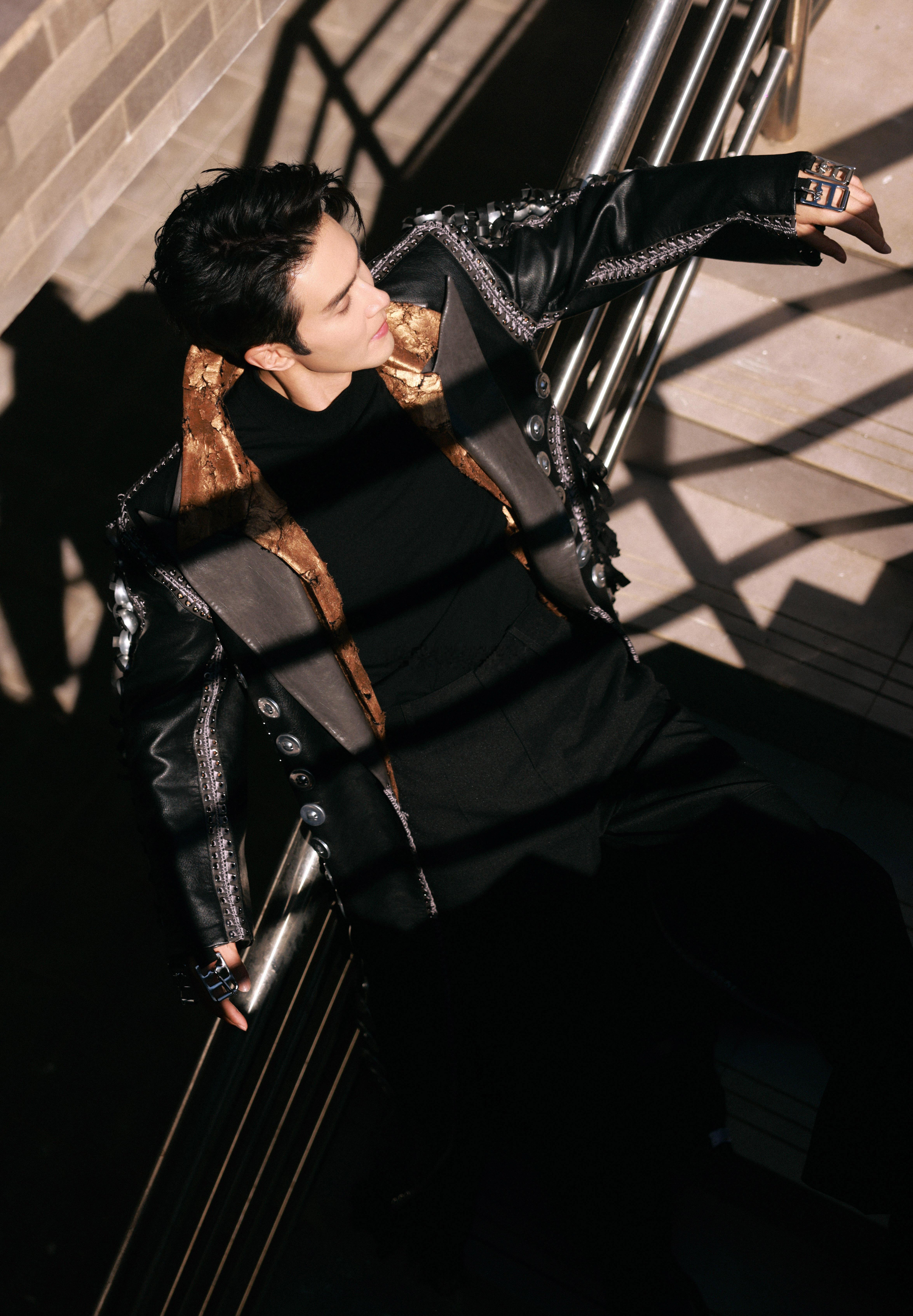 高伟光皮衣上的铆钉有二十多斤重  高伟光星光大赏的第2套妆造真的是美帅翻全场。2