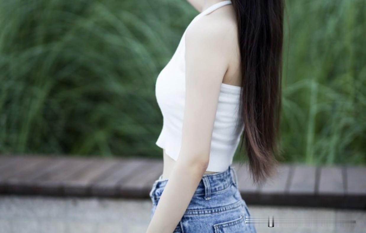夏天的松弛感，一件白背心+牛仔裤就够了。

夏日出门的懒人穿搭，真的被基础款拿捏