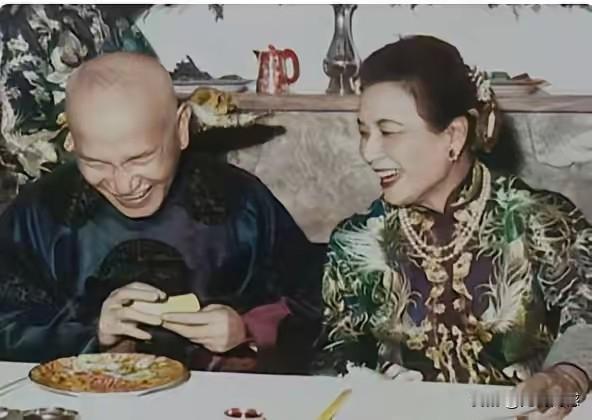 这个老头和这个老太太好像是在吃饭，感觉老头像是在用干豆腐卷什么东西吃，两个人的表