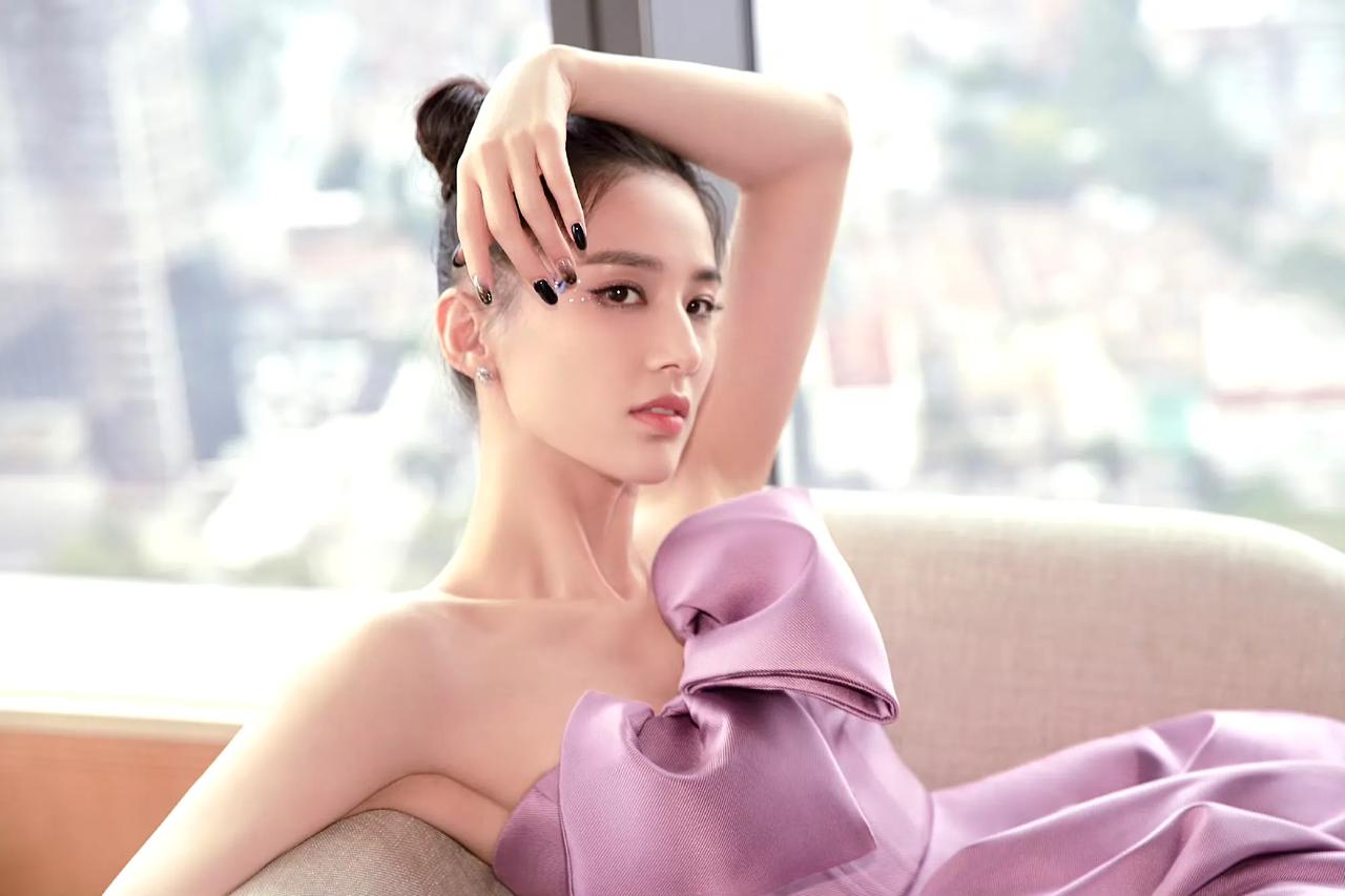 如果说有一种美叫沉鱼落雁，闭月羞花。那肯定说的就是她。真如画中走出的仙子一样美！