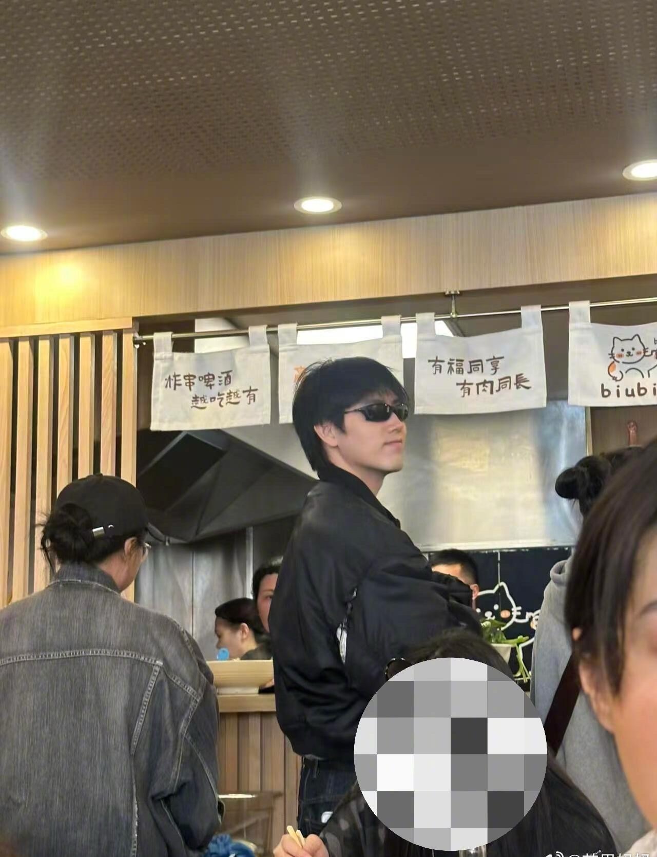 你是说在巴黎吃麻辣烫偶遇了陈飞宇，他还对着你的镜头比耶是吗，这种发发朋友圈就行了