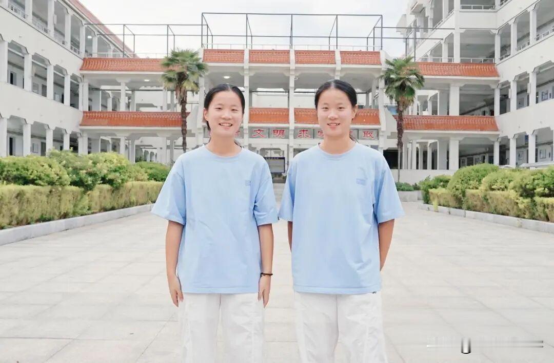 2026年7月，武汉新洲一中双胞胎姐妹邱奥玉、邱奥洁刷屏——高考同分692分，姐