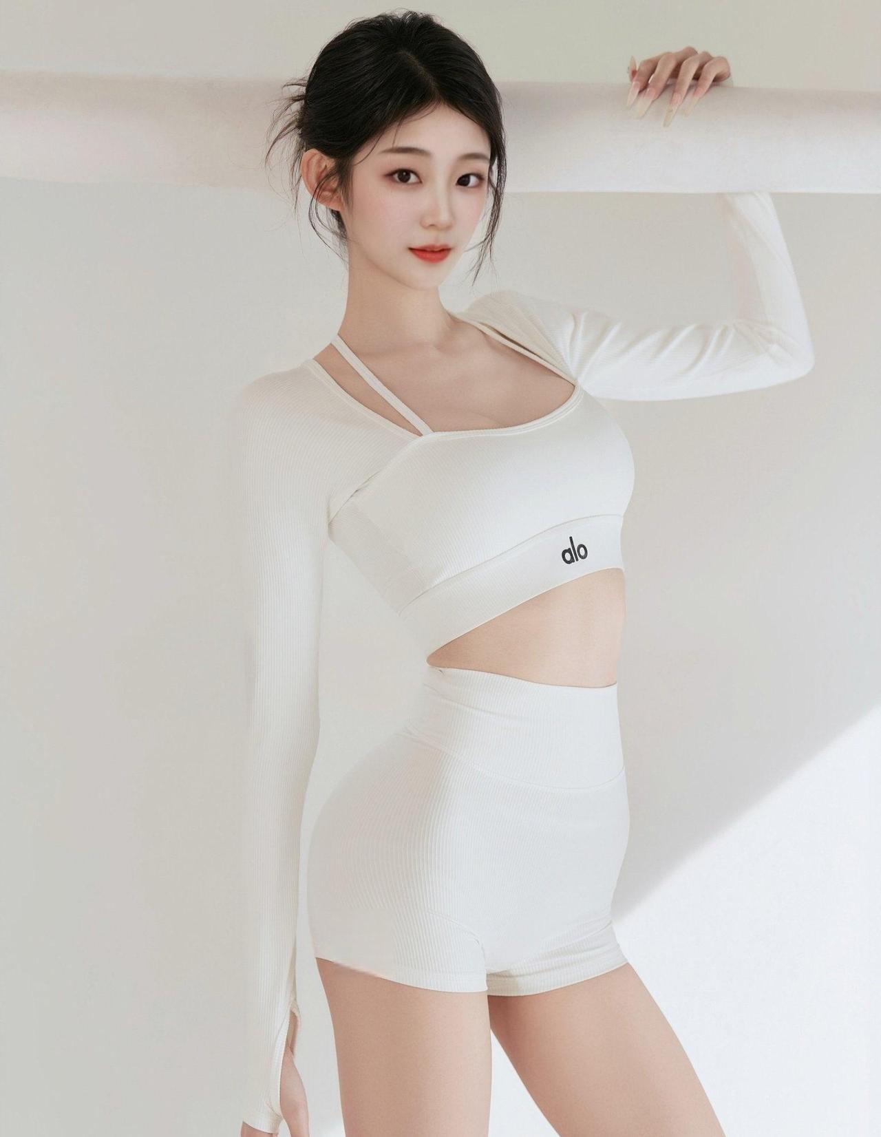 今日穿搭分享
    她穿的是一套白色运动服，上衣有黑色“alo”logo和侧边