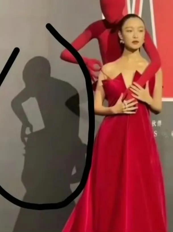 倪妮这一身确实还挺吓人的[捂脸]裙子也不好看啊，就是玩概念那一套，只不过我没看懂
