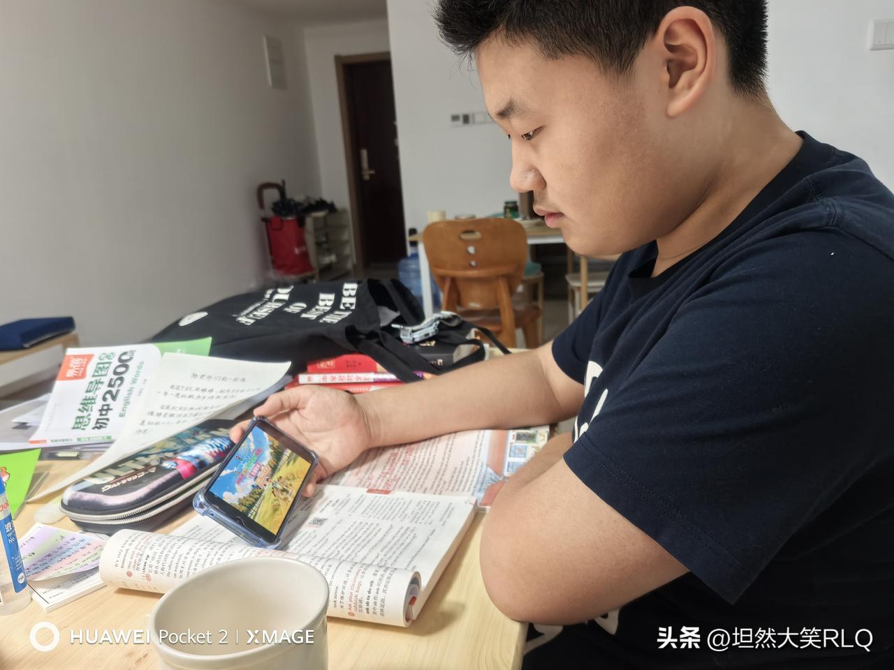 六点就起床，背了四十分钟单词，都上八年级了，连小学三年级的单词都忘光了。感觉他就