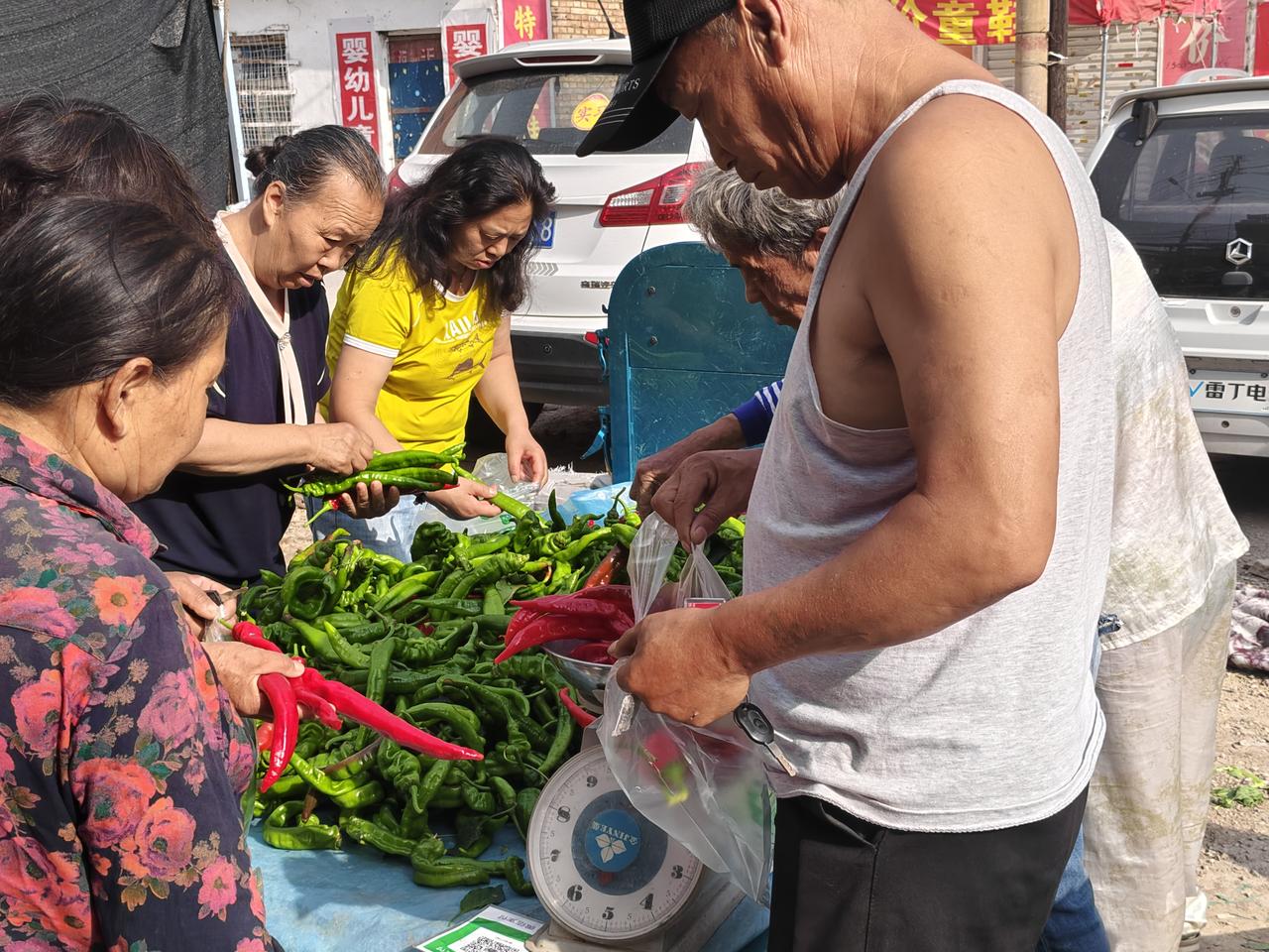 在运城盐湖西街早市，每天早上我路过，发现这家大叔卖辣椒摊前，总是拥挤着很多人在选