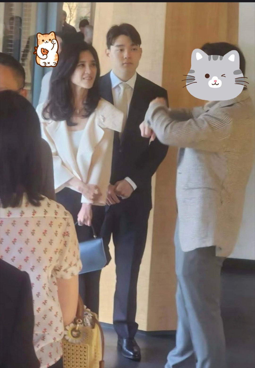 李富真和19岁的独子，她儿子好像保镖，长得也太像爸爸了。 ​​​