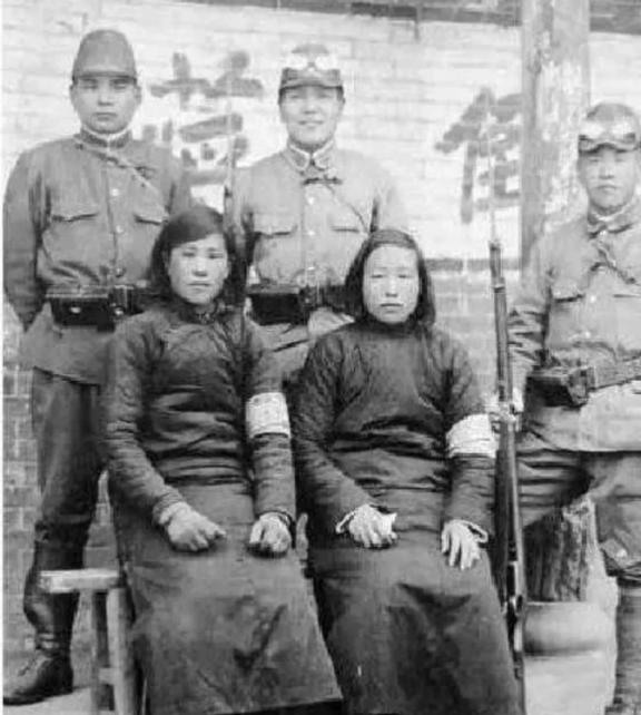 1942年，在天津，大汉奸刘四姐作恶多端杀人无数。这一天，几个日本人找到刘四姐，
