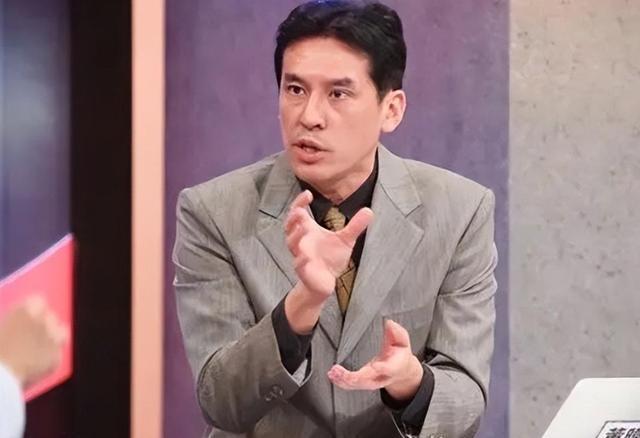 靠跑马英九新闻起家的黄玮瀚，在转绿之后，成为了赖某人的小迷弟。
看来他的倾向很一