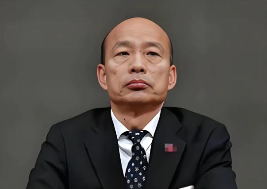 韩国瑜访美归来，国民党彻底分裂，两条路线公然对立。一场接机画面，直接把国民党藏了