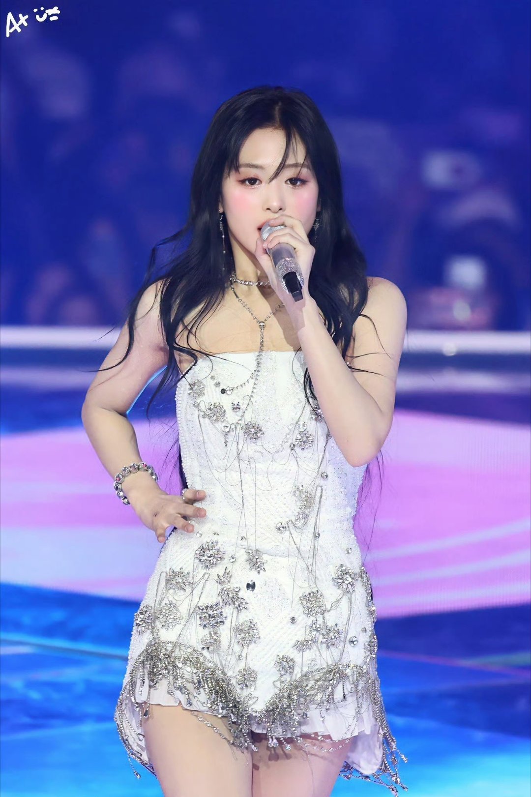 ahyeon 🦋 郑雅譞  六女一请一直发光吧[抱一抱][抱一抱] 